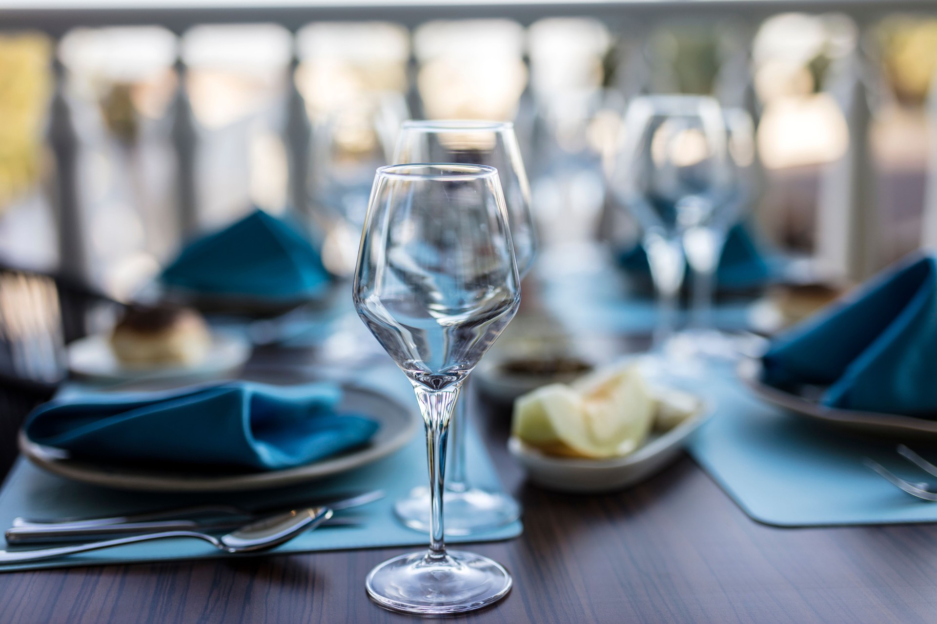 Table setting with blue decoration